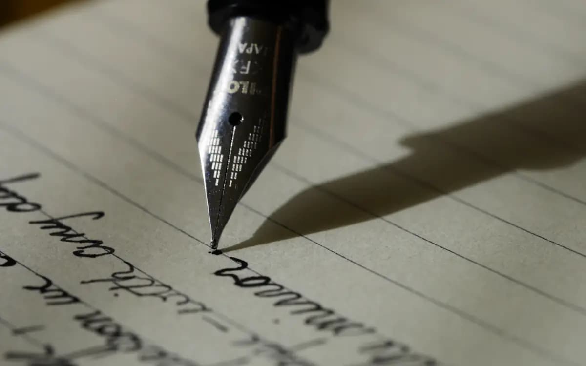 Un stilou folosit pentru a scrie o notă de mână